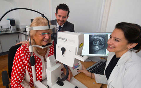 Dr. Marina Green-Gomez und Prof. John M. Nolan vom Nutrition Research Centre Ireland, School of Health Science, Waterford Institute of Technology in Irland während einer Patientenuntersuchung mit dem SPECTRALIS Macular Pigment Optical Volume* (MPOV).