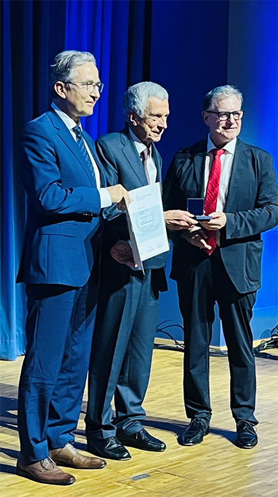 vChristoph Schoess erhält renommierte Theodor-Leber-Medaille der Deutschen Ophthalmologischen Gesellschaft (DOG)