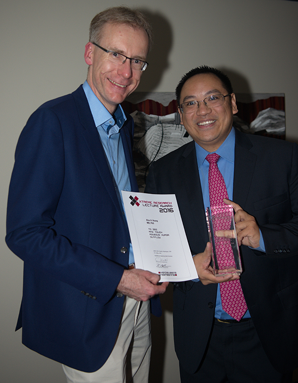 Dr. Alex Huang receives the Xtreme Research Award 2016 from Dr. Kester Nahen, Managing Director of Heidelberg Engineering.